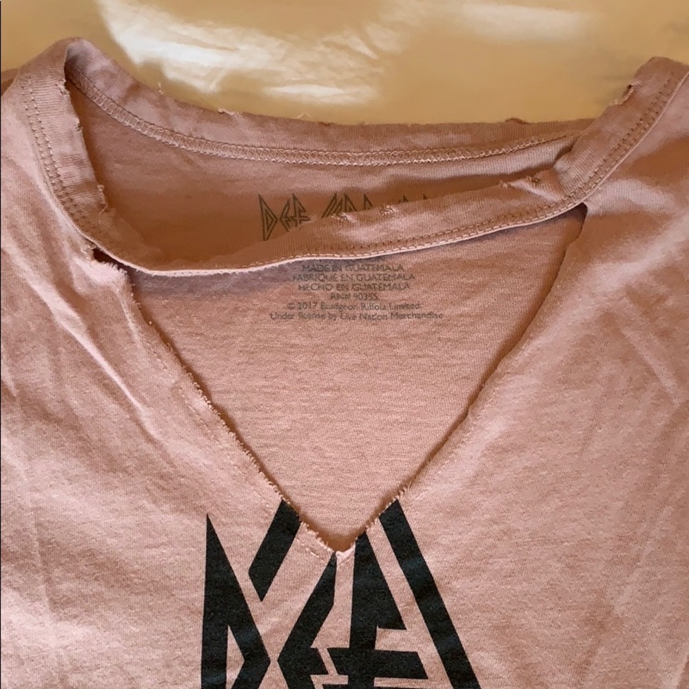 💗 Distressed Def Leopard Tee - Picture 3 of 4